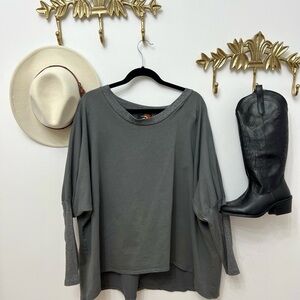 🇮🇹93% cotton-slouchy top with silver gun metal sleeves and trim Xl pit 29”